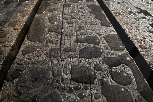 Regen und Regenwasser auf Planken