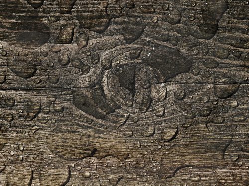 Regen und Regenwasser auf Planken