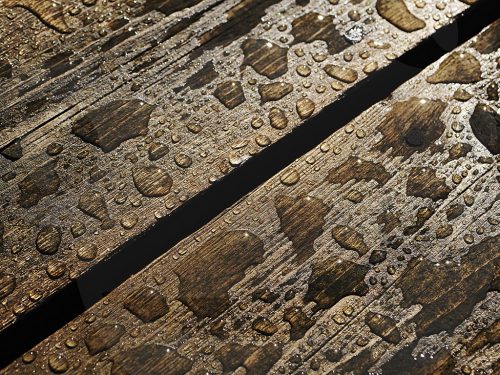 Regen und Regenwasser auf Planken