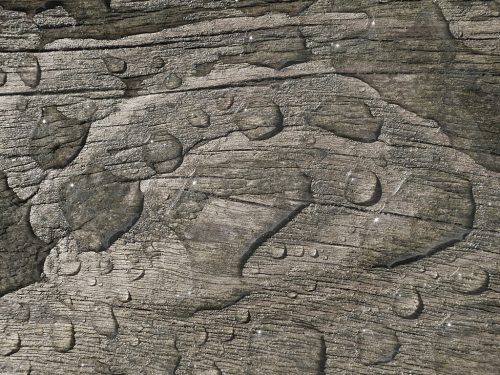 Regen und Regenwasser auf Planken